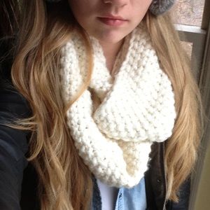 ‼️DONATING IN 24H‼️ Cream Knit Infinity Scarf